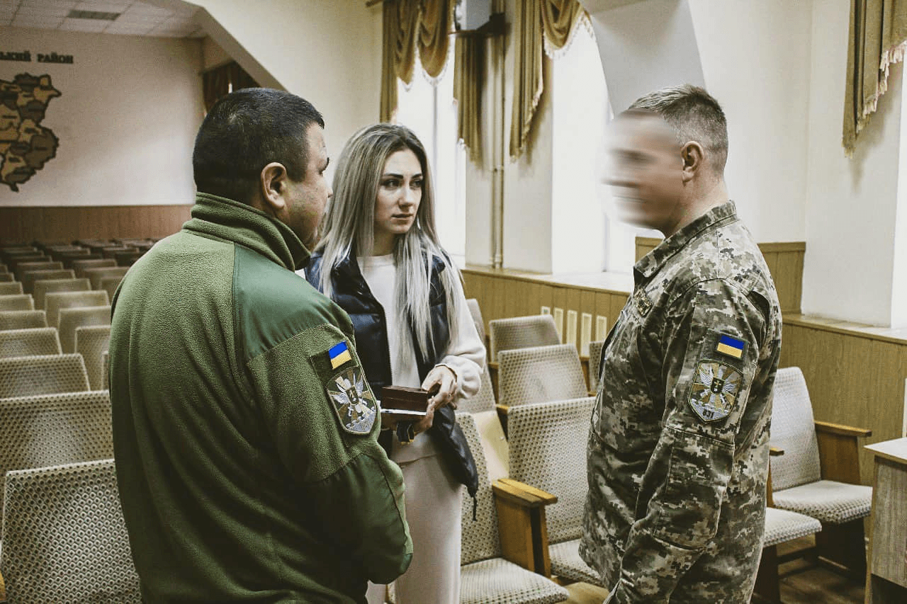 Дочка сержанта Миколи Завади отримала нагороди свого батька-захисника