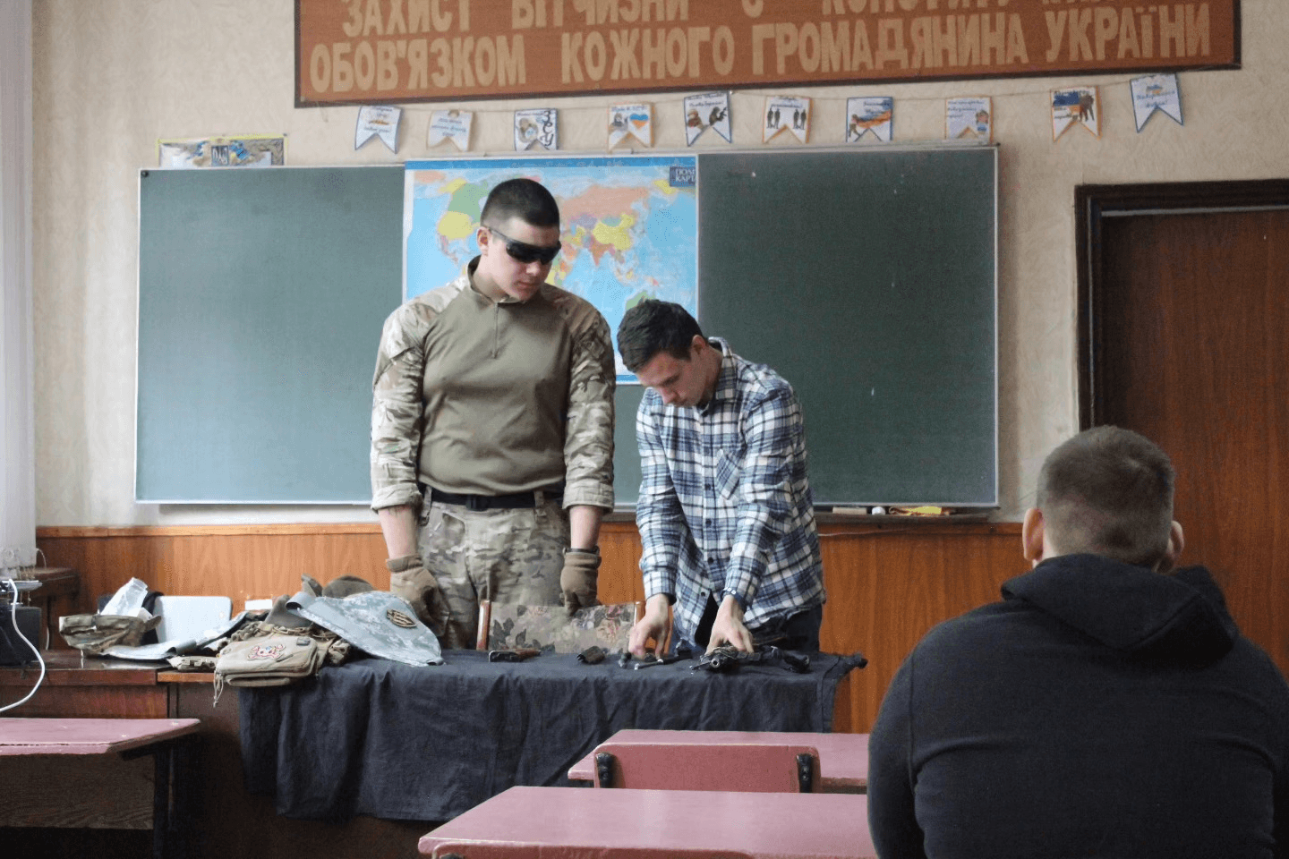 Цивільних навчають військовій справі