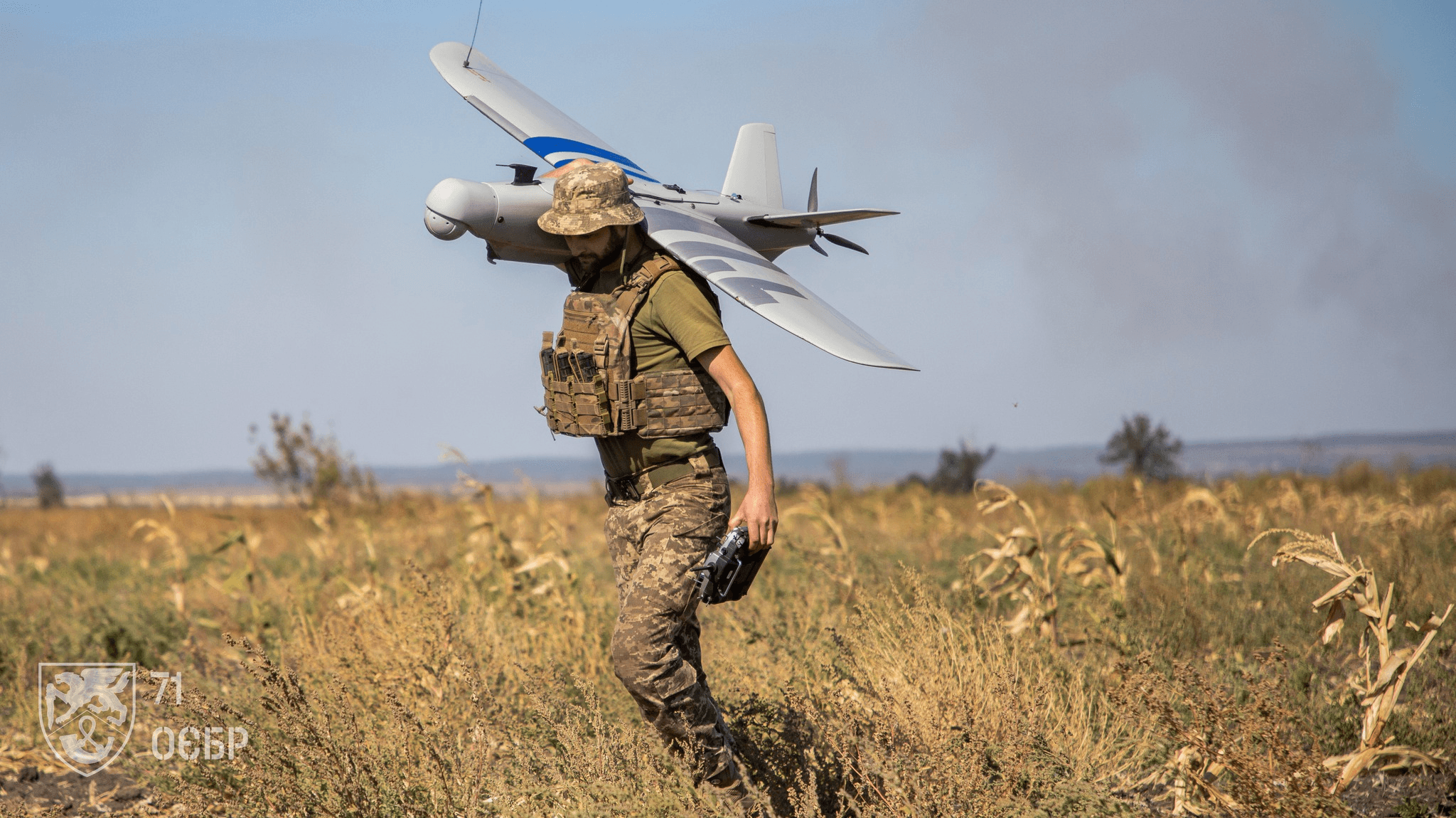 Український воїн несе дрон