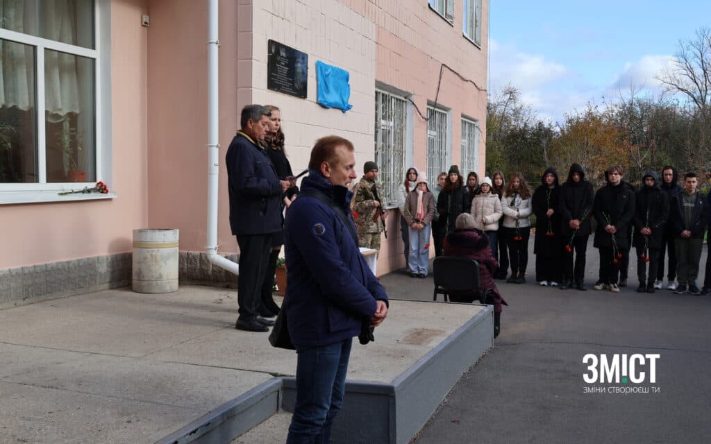 Дядько полеглого воїна Андрій Гонтовий.