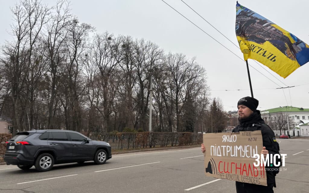 Учасники закликають водіїв сигналити під час проїзд Круглою площею
