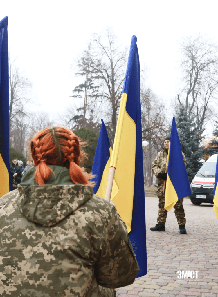 Захисниця тримає прапор України під час траурної церемонії, Полтава, 3 грудня 2024 року