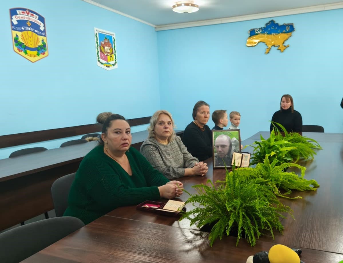 Посмертні нагороди воїнів вручили їхнім родинам.