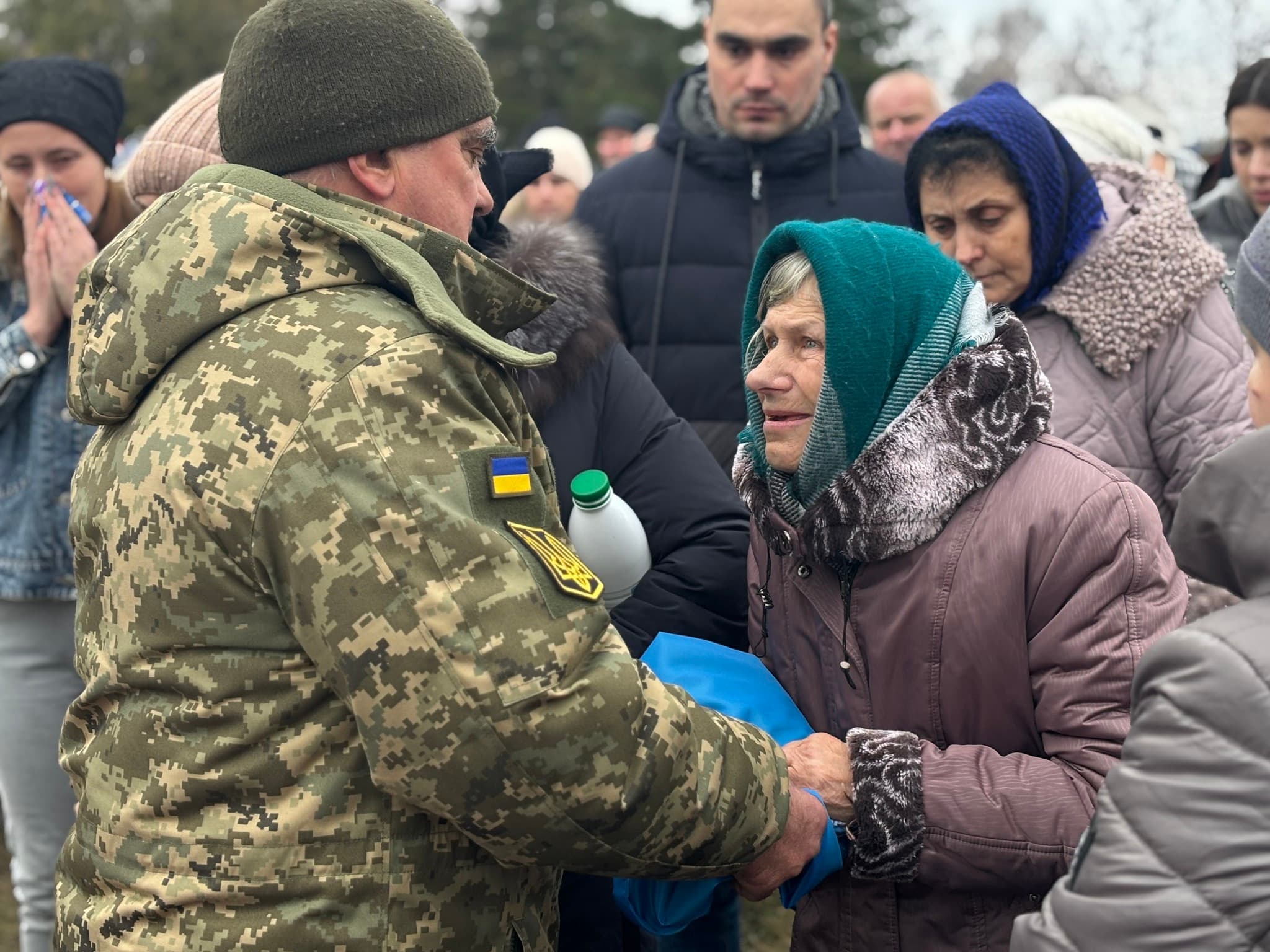Матері полеглого воїна Руслана Петраша вручають прапор під час прощання