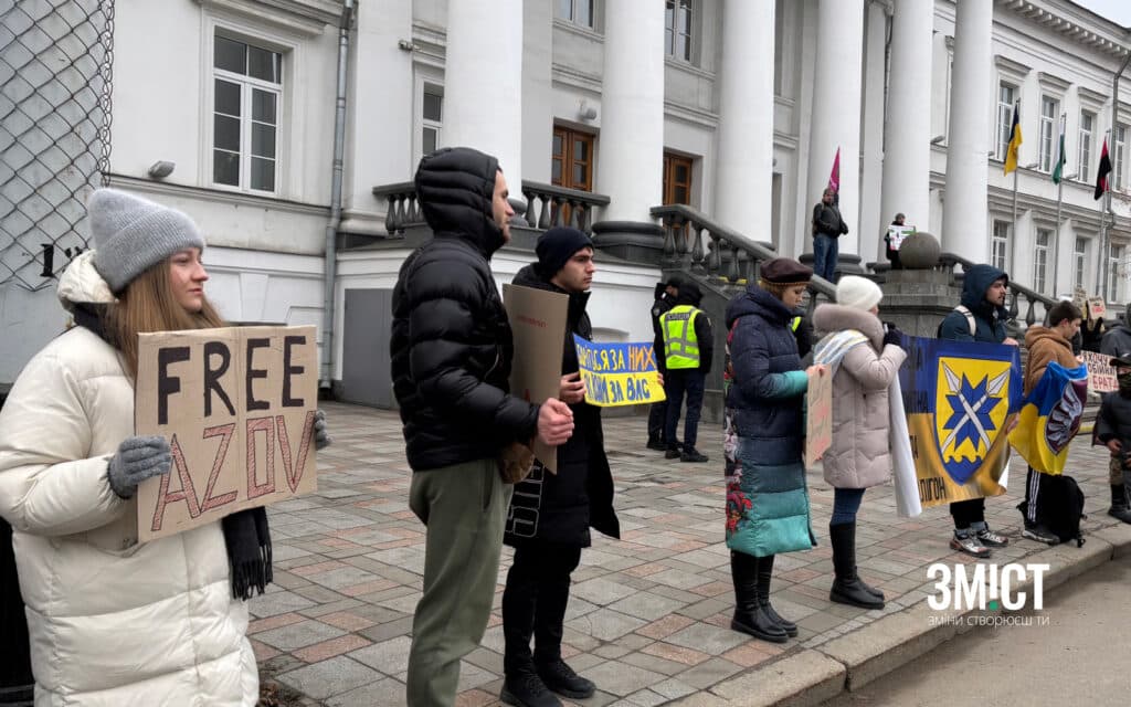 Free AZOV – напис на плакаті
