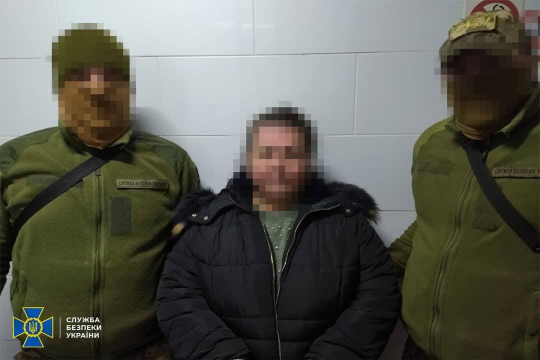 Підозрювана чиновниця під час затримання