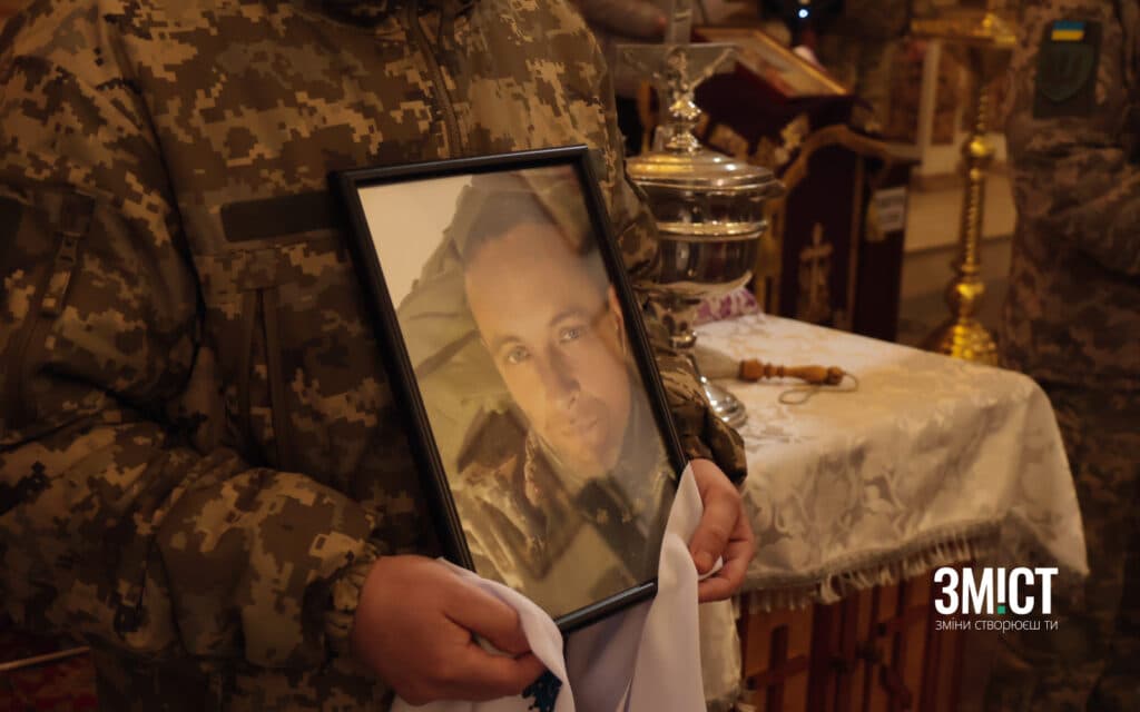 Микола Богомолов загинув під час виконання бойового завдання. 11 березня з героєм прощалися у Свято-Успенському соборі Полтави.
