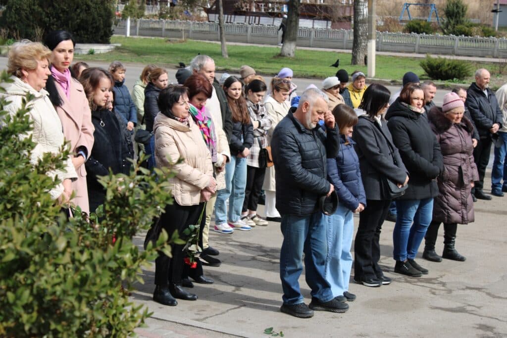 27 березня з героєм прощалася родина та земляки, повідомила рідна громада воїна. Його син Євгеній продовжує службу у війську