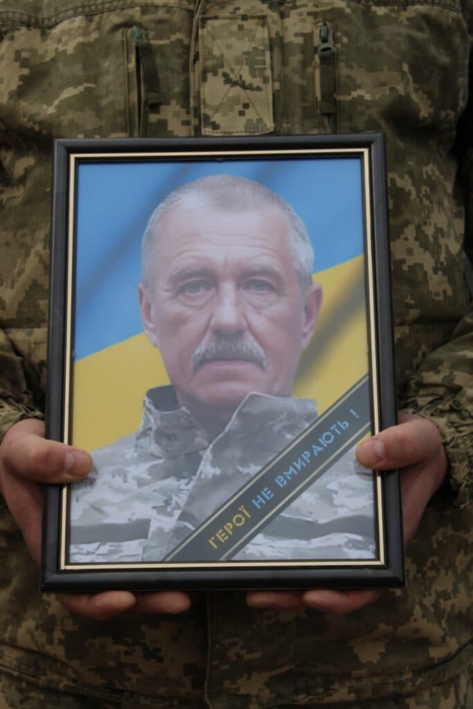 Воїн з Полтавщини поховав батька – артилериста, чиє життя забрала війна. Його син стоїть на врті держави