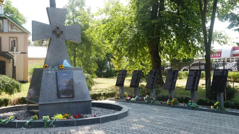 Пам’ятний знак воїнам-землякам у Лубнах