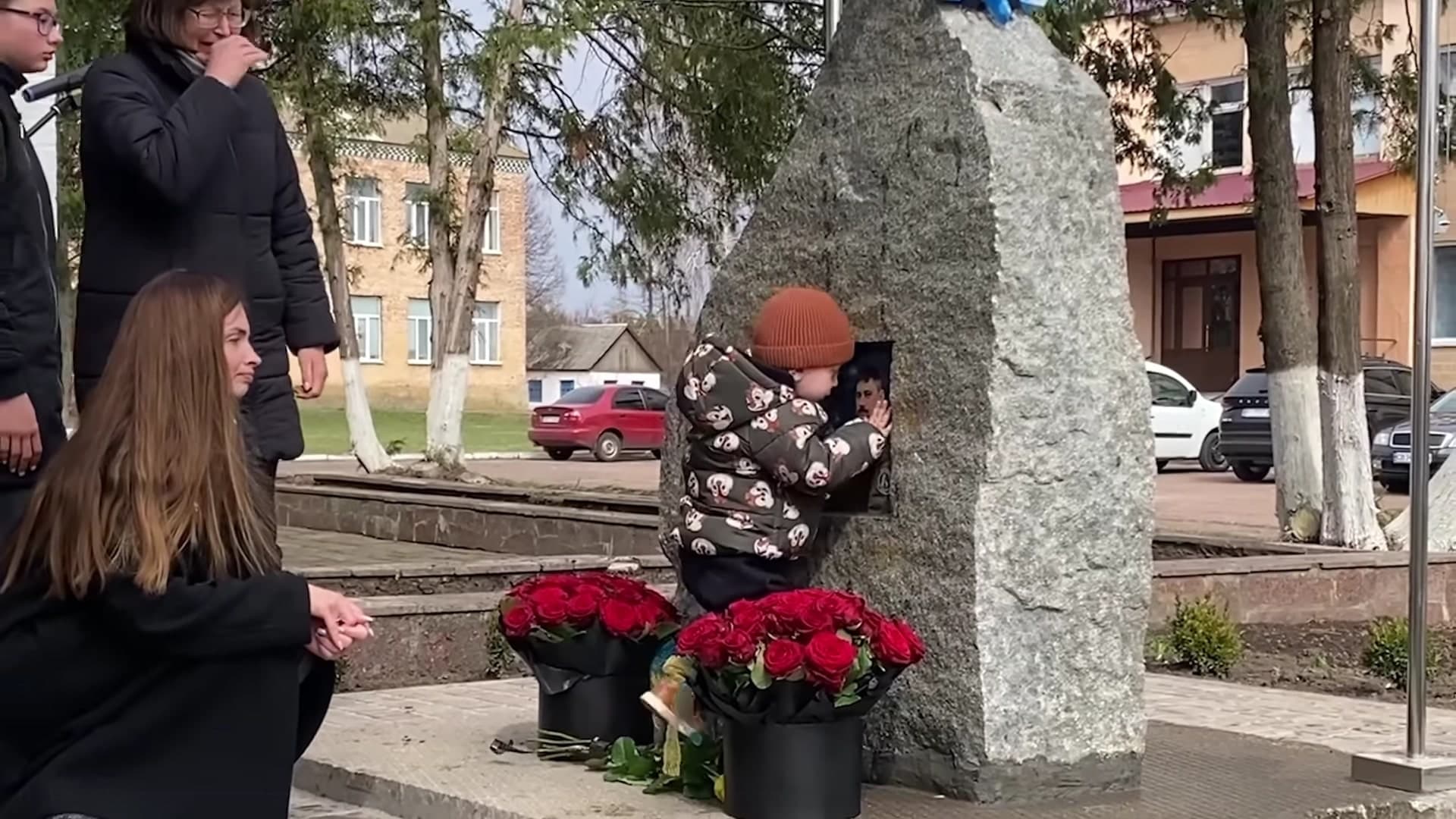 Син Дениса Кирилюка біля меміорального знаку на честь батька