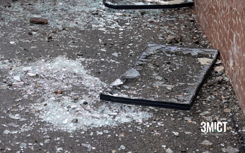 Одне з вікон дитсадка після ракетного удару 1 лютого. Ілюстративне фото