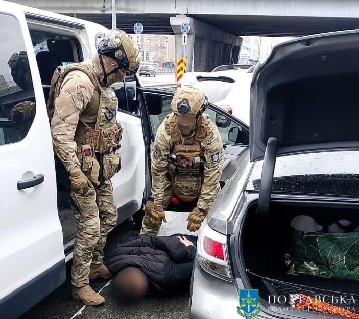 Вона передбачала хабар у 20 тисяч доларів за виїзд з України. Схеми незаконного виїзду
