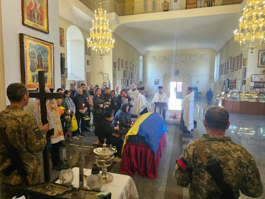 Олексій Грудницький прийняв останній бій на східному фронті. Прощання відбулося 15 квітня, повідомила Полтавська міська рада. Прощання із полеглим воїном відбулося у Свято-Успенському соборі Полтави.