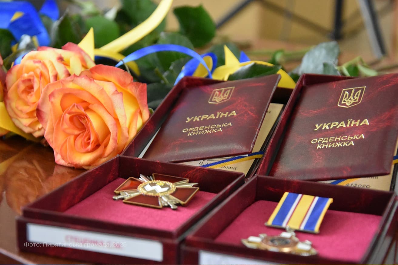 Ордени Богдана Хмельницького ІІІ ступеня та «За мужність» ІІІ ступеня.