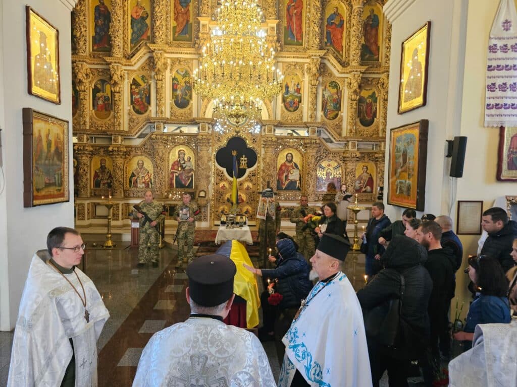 Фото Свято-Успенського собору Олексій Грудницький прийняв останній бій на східному фронті. Прощання відбулося 15 квітня, повідомила Полтавська міська рада. Прощання із полеглим воїном відбулося у Свято-Успенському соборі Полтави.
