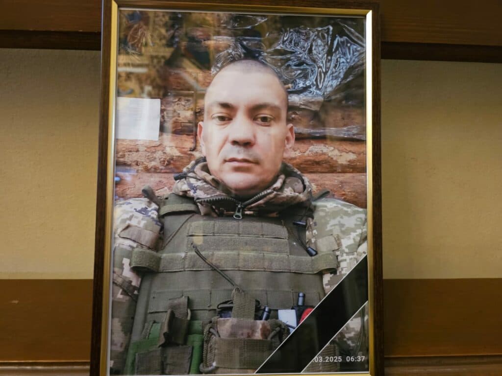 Олексій Грудницький прийняв останній бій на східному фронті. Прощання відбулося 15 квітня, повідомила Полтавська міська рада. Прощання із полеглим воїном відбулося у Свято-Успенському соборі Полтави.
