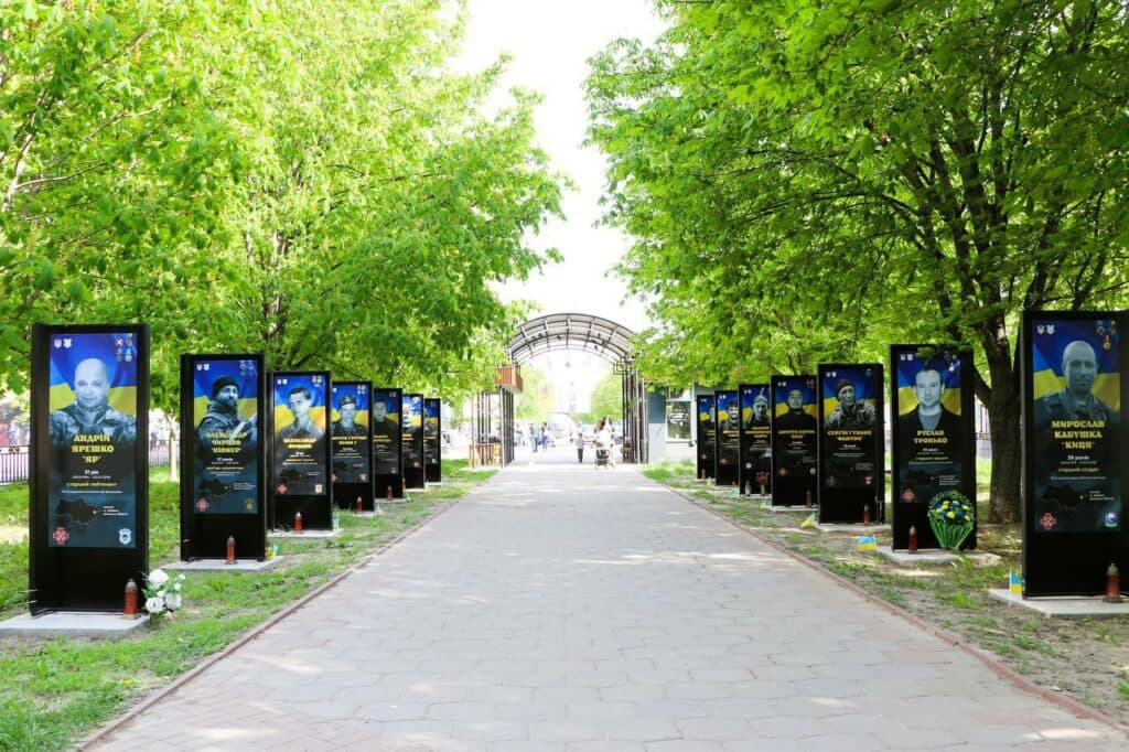 Алея Героїв у Полтаві. Поблизу неї можуть поставити пам'ятник.