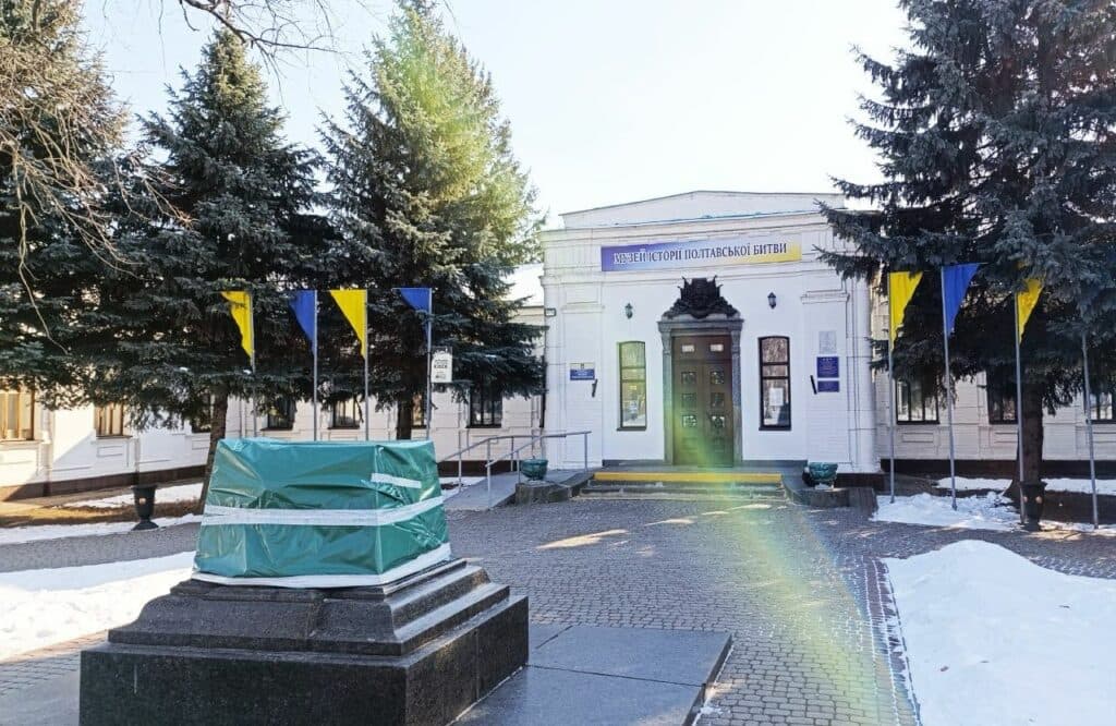 Територія біля музею, де раніше стояв памʼятник Петру І Фото –
«Полтавщина»