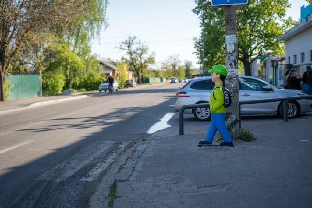 Фігури біля пішохідного переходу на Дублянщині Фото – Юрій Бражник у фейсбуці