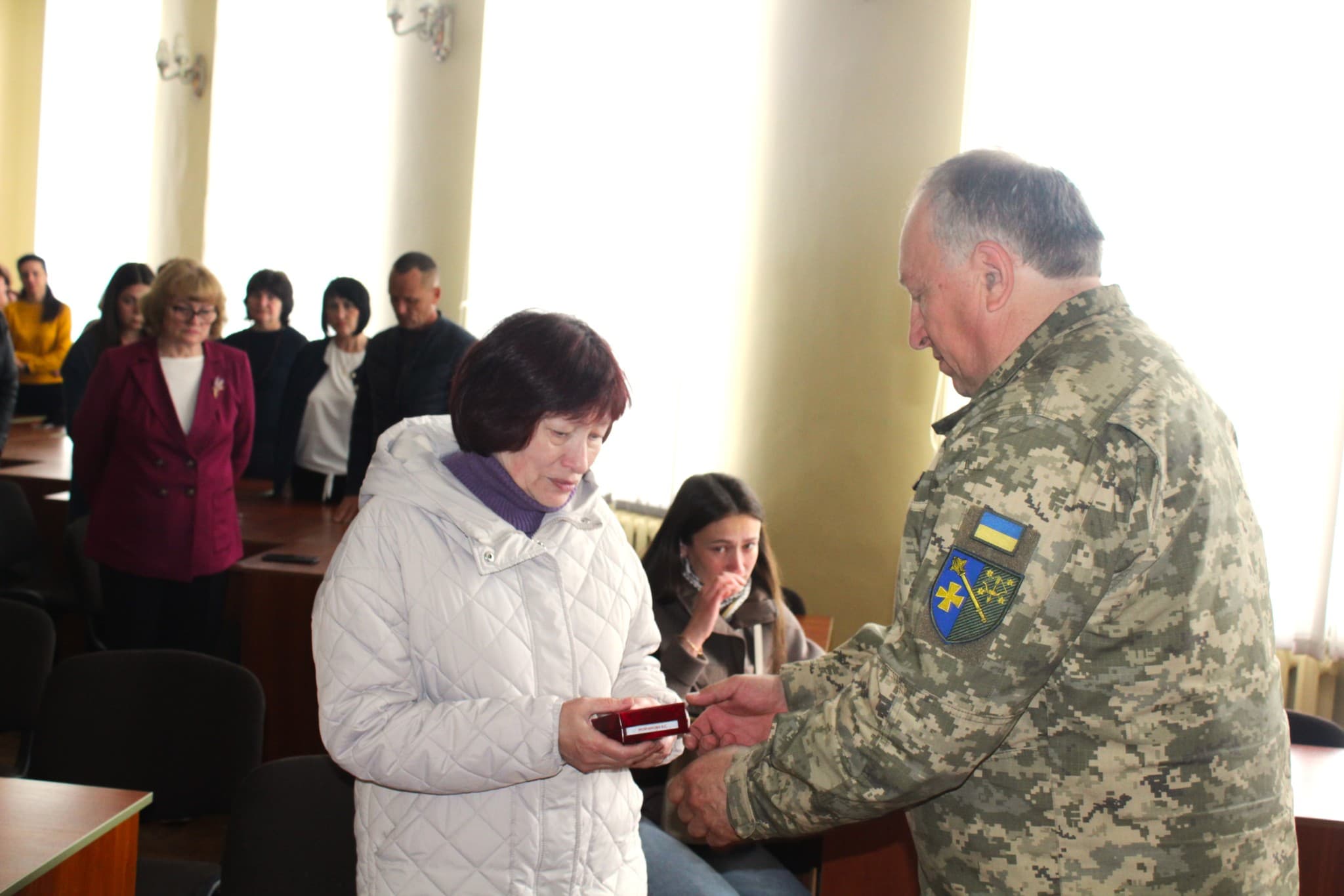 Мамі загиблого воїна вручають орден сина