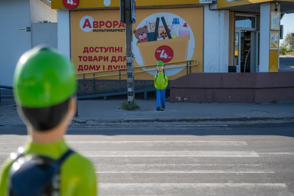 Фігури біля пішохідного переходу на Дублянщині Фото – Юрій Бражник у фейсбуці
