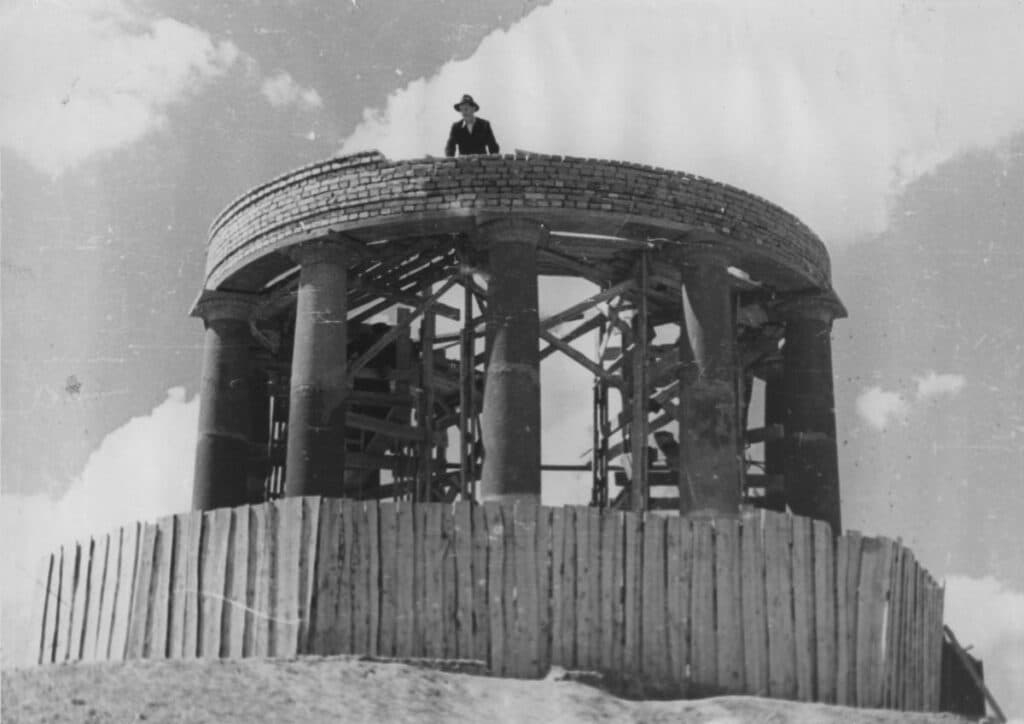 Лев Вайнгорт під час будівництва альтанки. (Джерело: сайт Бориса Тристанова) Євреї та їхні памʼятки в Полтаві
