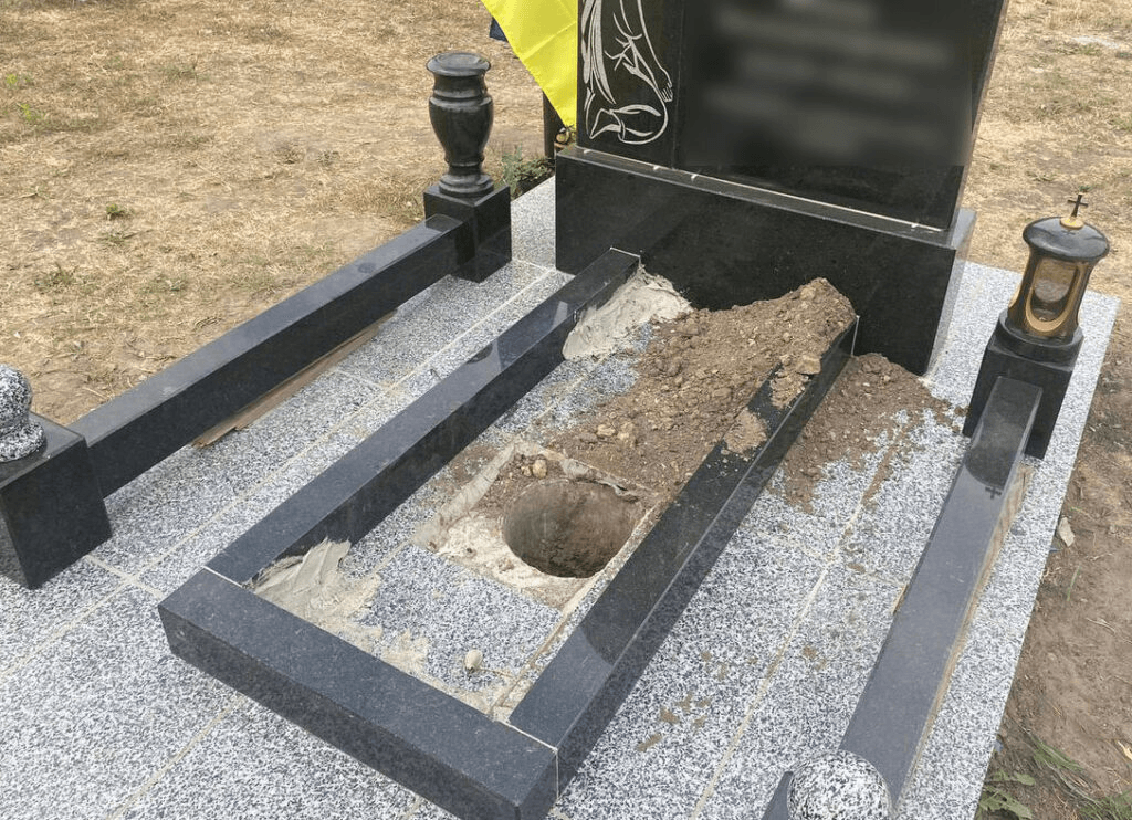 Пошкоджена могила в Оржицькій громаді Фото - поліція Полтавщини