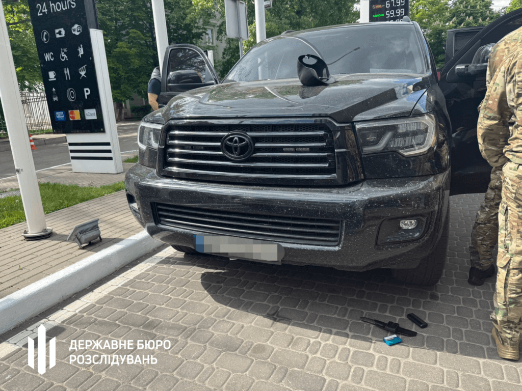 Затримання підозрюваних під час передачі грошей. Фото ДБР.
