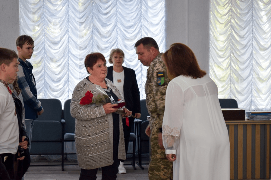 Матір полеглого воїна отримала посмертну нагороду свого сина. Фото з фейсбук-сторінки громади.