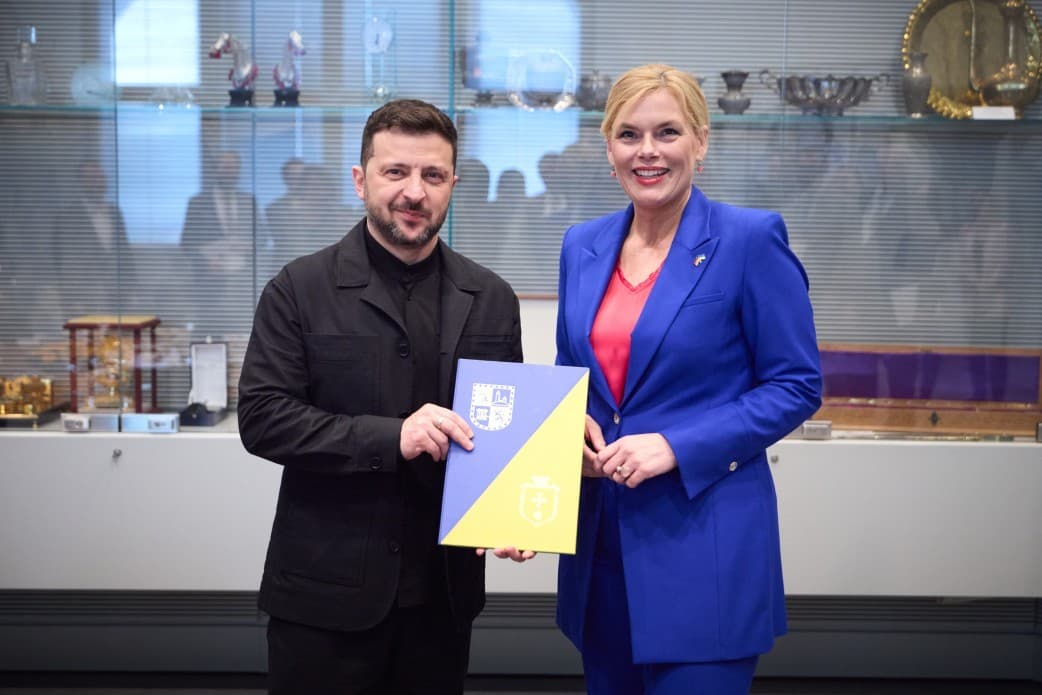 Очільниця Бундестагу Юлія Клекнер передала договір про партнерство міст Президентові України
