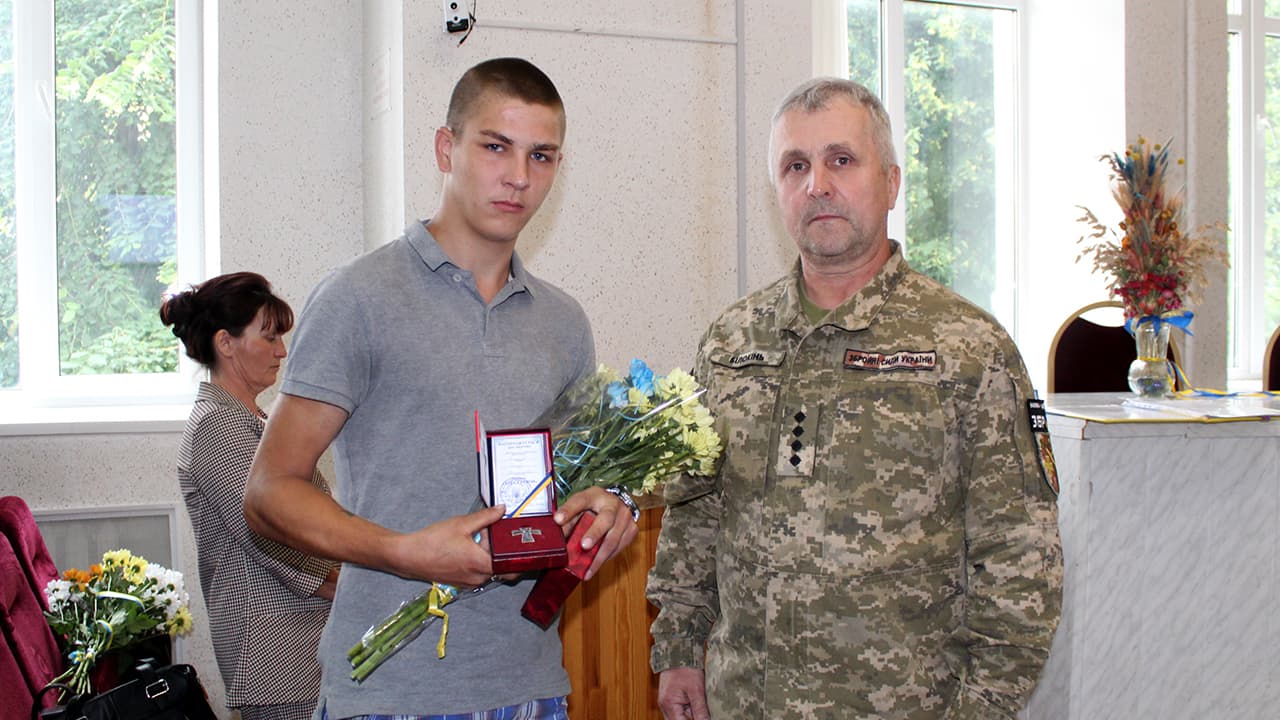 Син полеглого воїна отримав нагороду