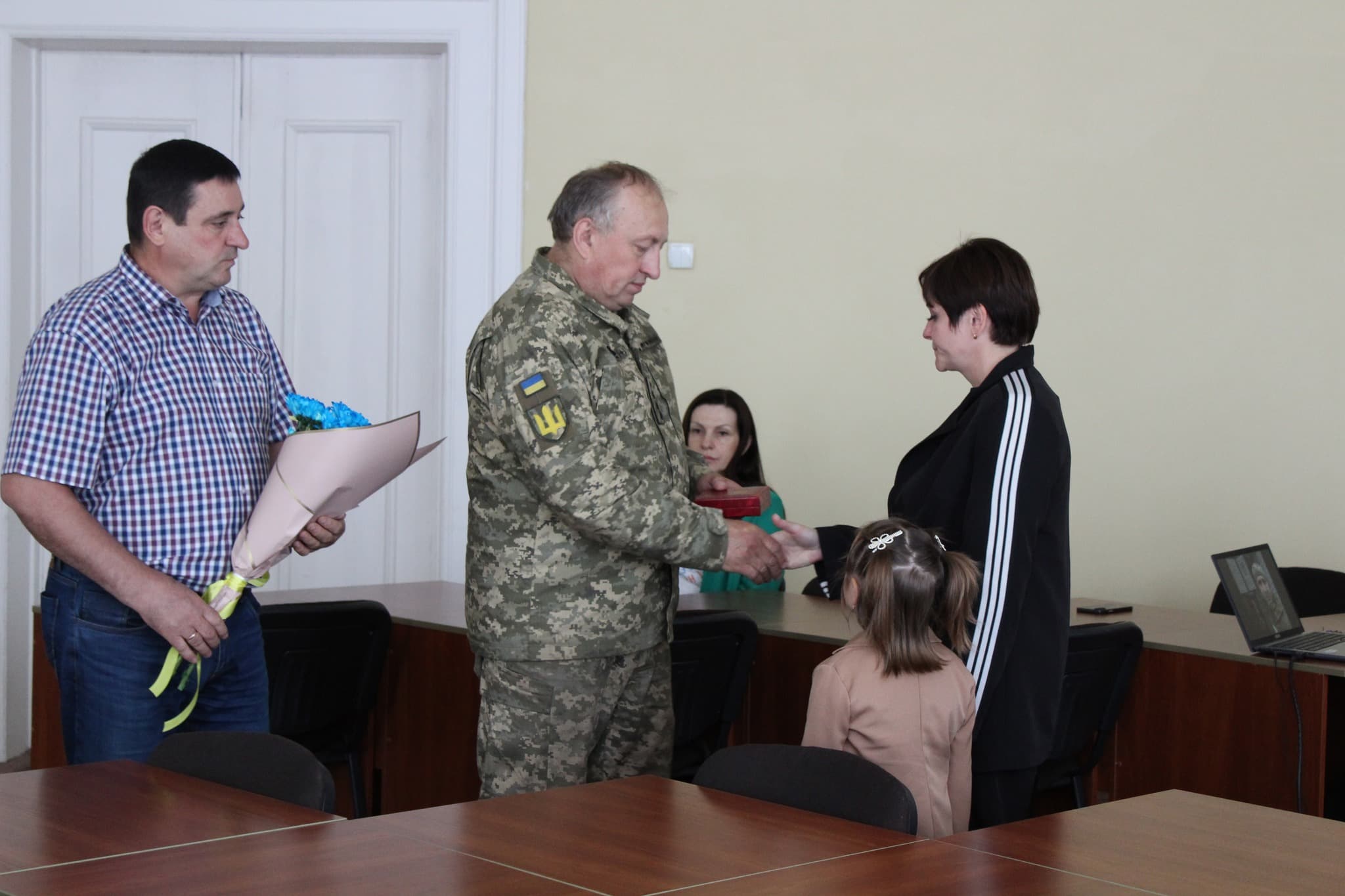 Жінці воїна передають його орден