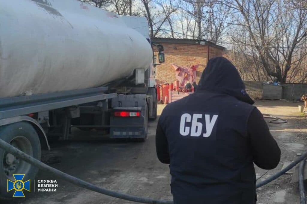 АЗС Полтавщини отримували фальсифікований бензин від викритої злочинної групи – СБУ