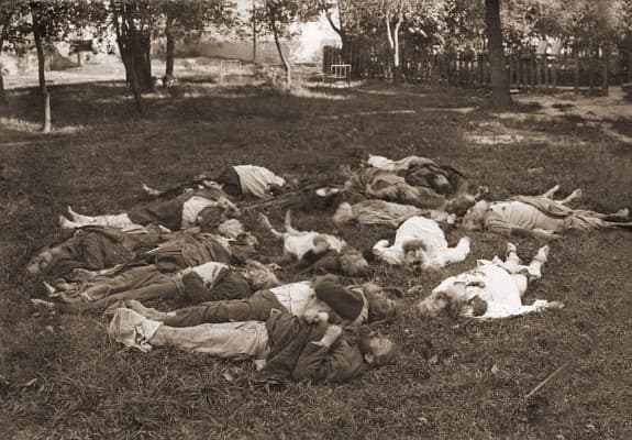 17 ченців, розстріляних в часи більшовицького режиму в 1919 році (Мгарські преподобномученики) в Лубнах. Фото: Інститут Національної пам'яті