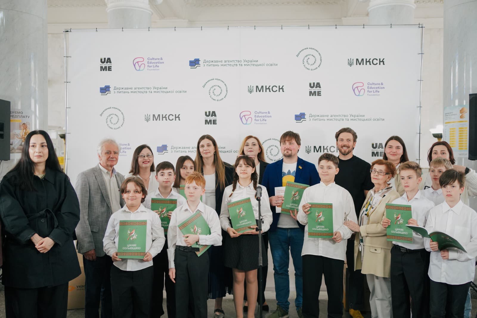 учні з новими підручниками.