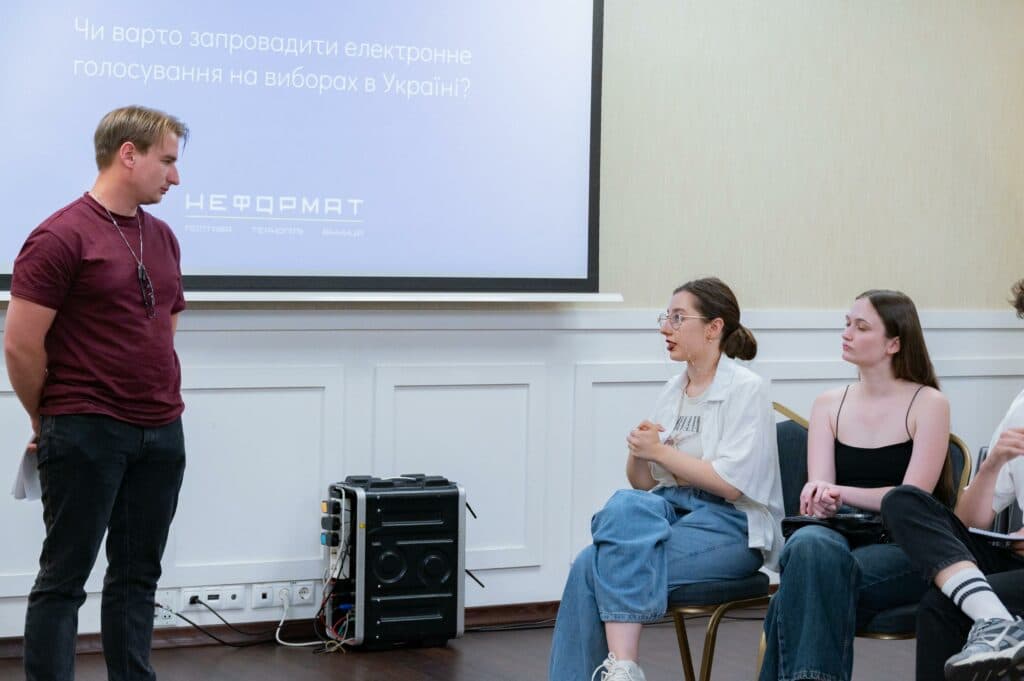 Дебатний клуб «Неформат» – перший турнір