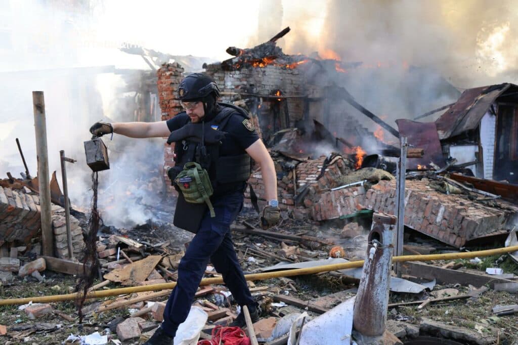Наслідки російського обстрілу ліквідовують сотні працівників комунальних та соціальних служб. Більше деталей за 3 липня дивіться тут