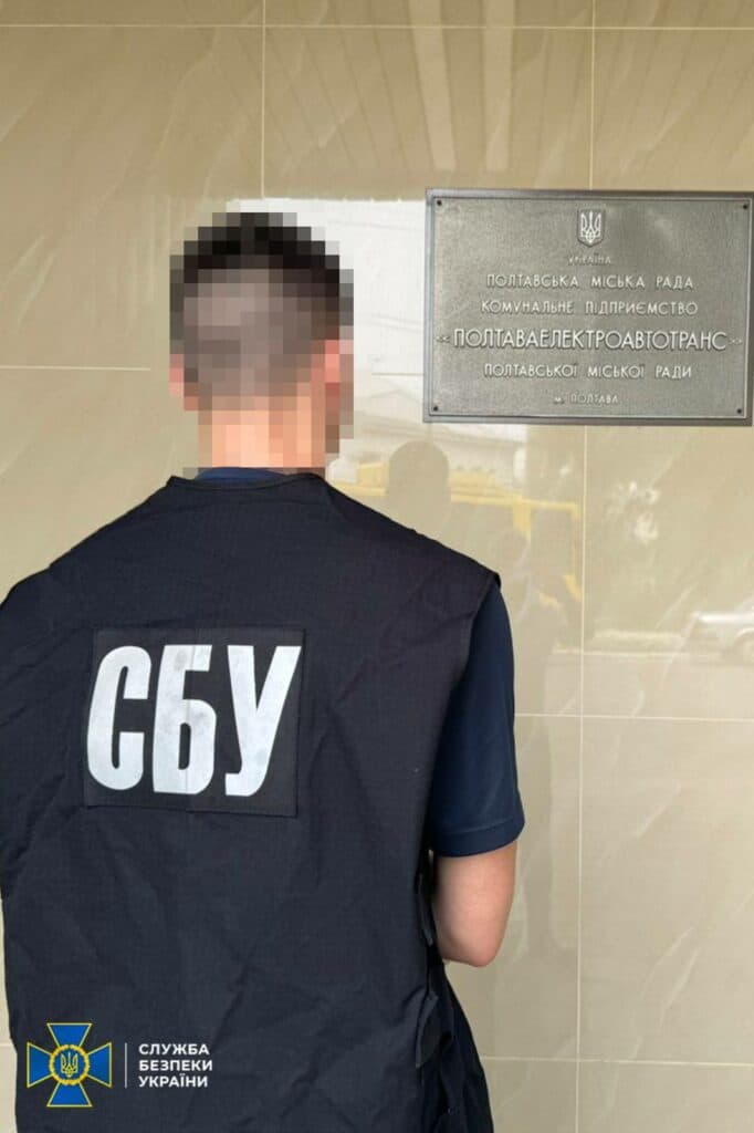 Управління Служби безпеки України у Полтавській області та поліція 9 липня повідомили, що викрили посадовця «Полтаваелектроавтотрансу» на можливих «відкатах» за виграні тендери.