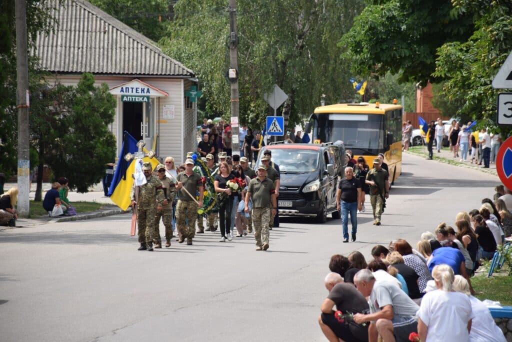 Максим Жорняк та ще двоє його побратимів загинули від ворожого обстрілу. 21 липня Новосанжарська громада провела героя у вічність.