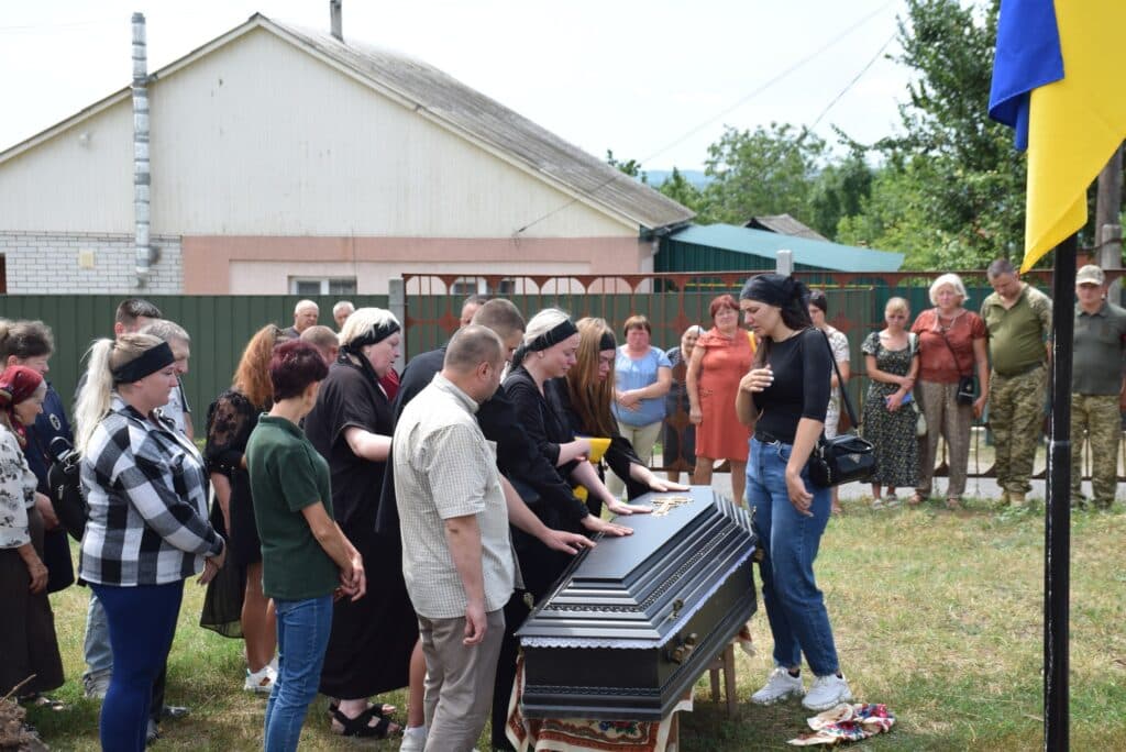 Максим Жорняк та ще двоє його побратимів загинули від ворожого обстрілу. 21 липня Новосанжарська громада провела героя у вічність.