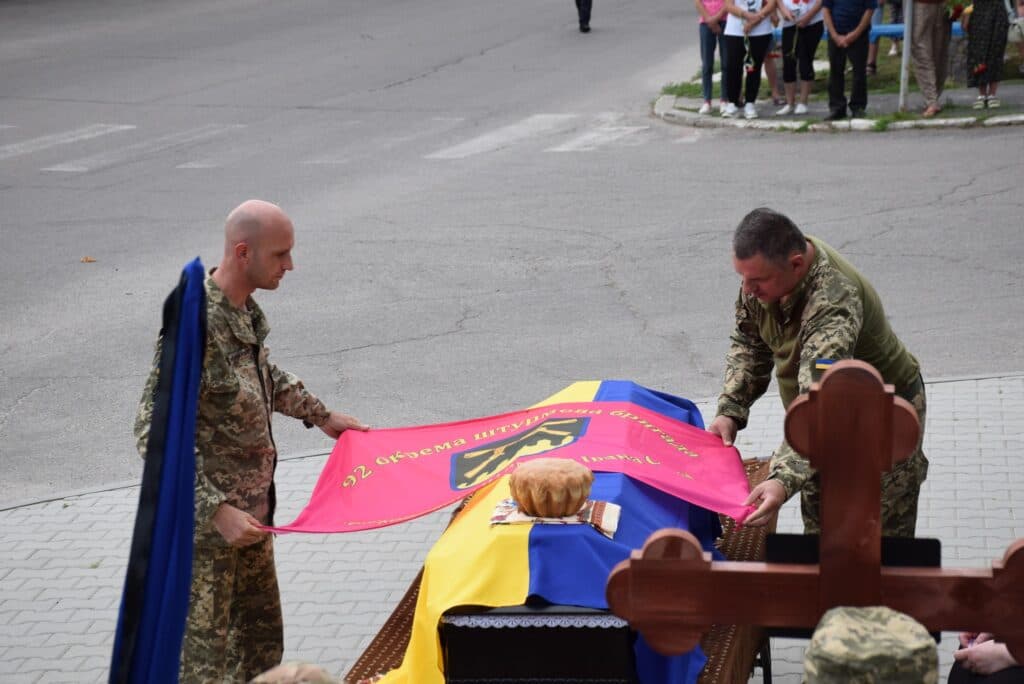 Максим Жорняк та ще двоє його побратимів загинули від ворожого обстрілу. 21 липня Новосанжарська громада провела героя у вічність.