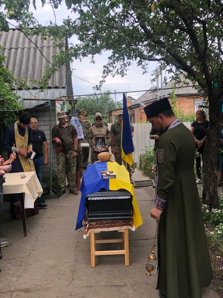Максим Жорняк та ще двоє його побратимів загинули від ворожого обстрілу. 21 липня Новосанжарська громада провела героя у вічність.