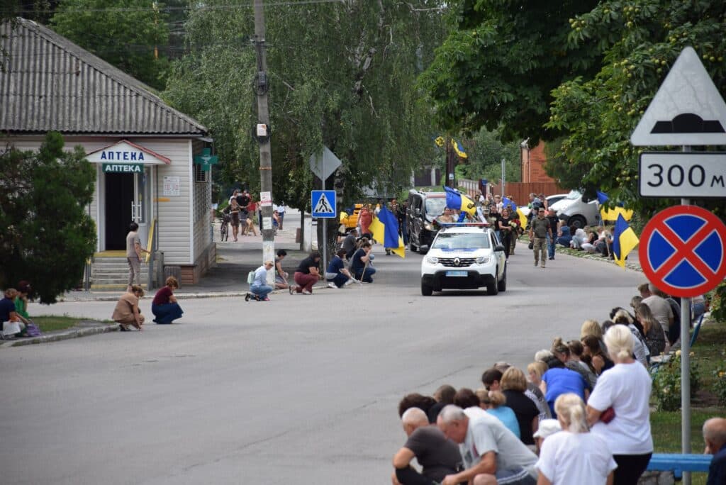 Максим Жорняк та ще двоє його побратимів загинули від ворожого обстрілу. 21 липня Новосанжарська громада провела героя у вічність.