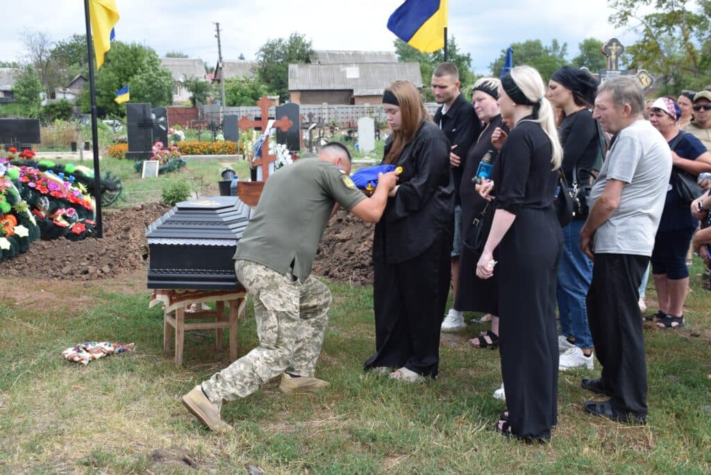 Максим Жорняк та ще двоє його побратимів загинули від ворожого обстрілу. 21 липня Новосанжарська громада провела героя у вічність.
