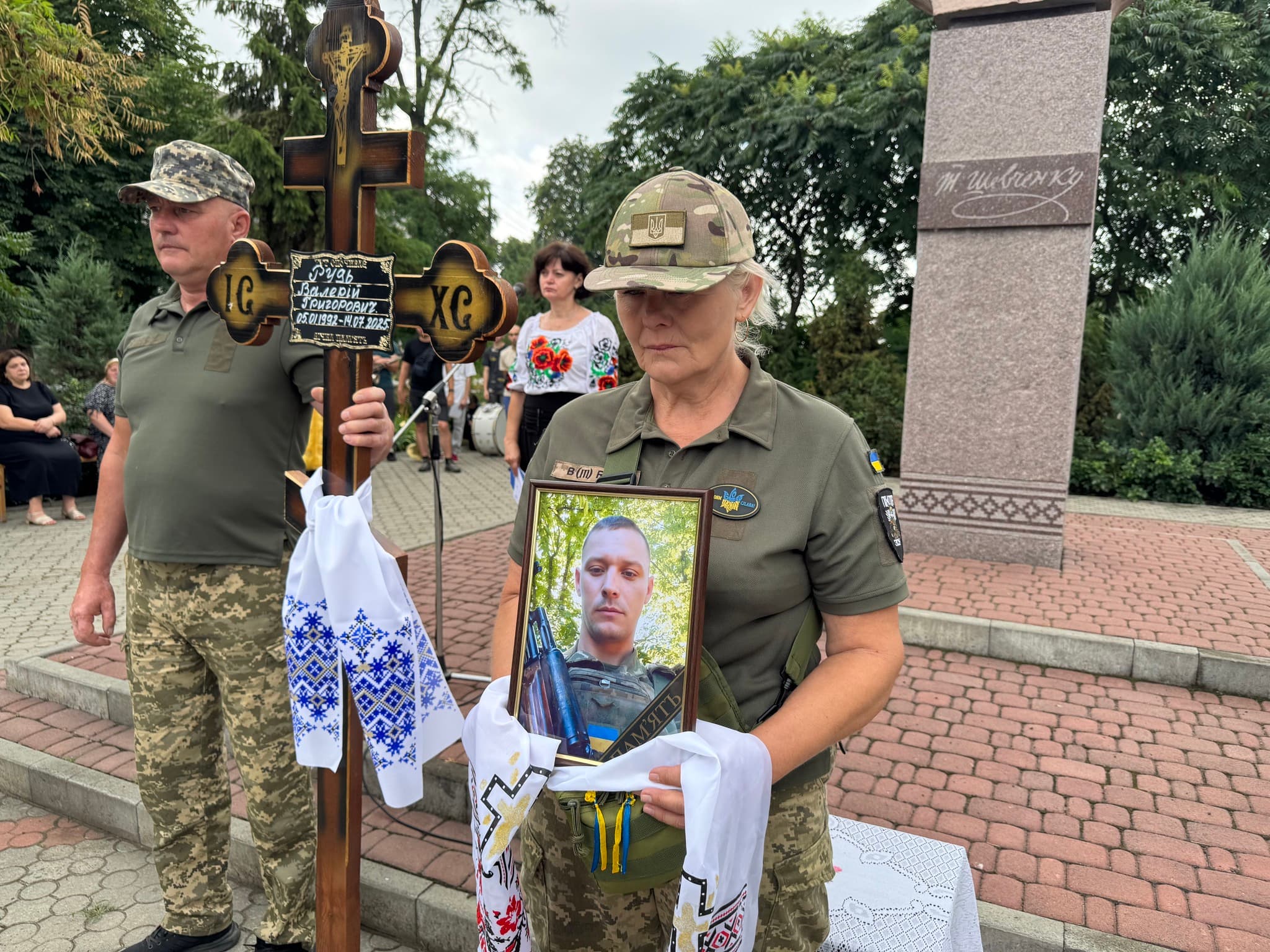 Портрет Валерія Рудя тримає почесна варта