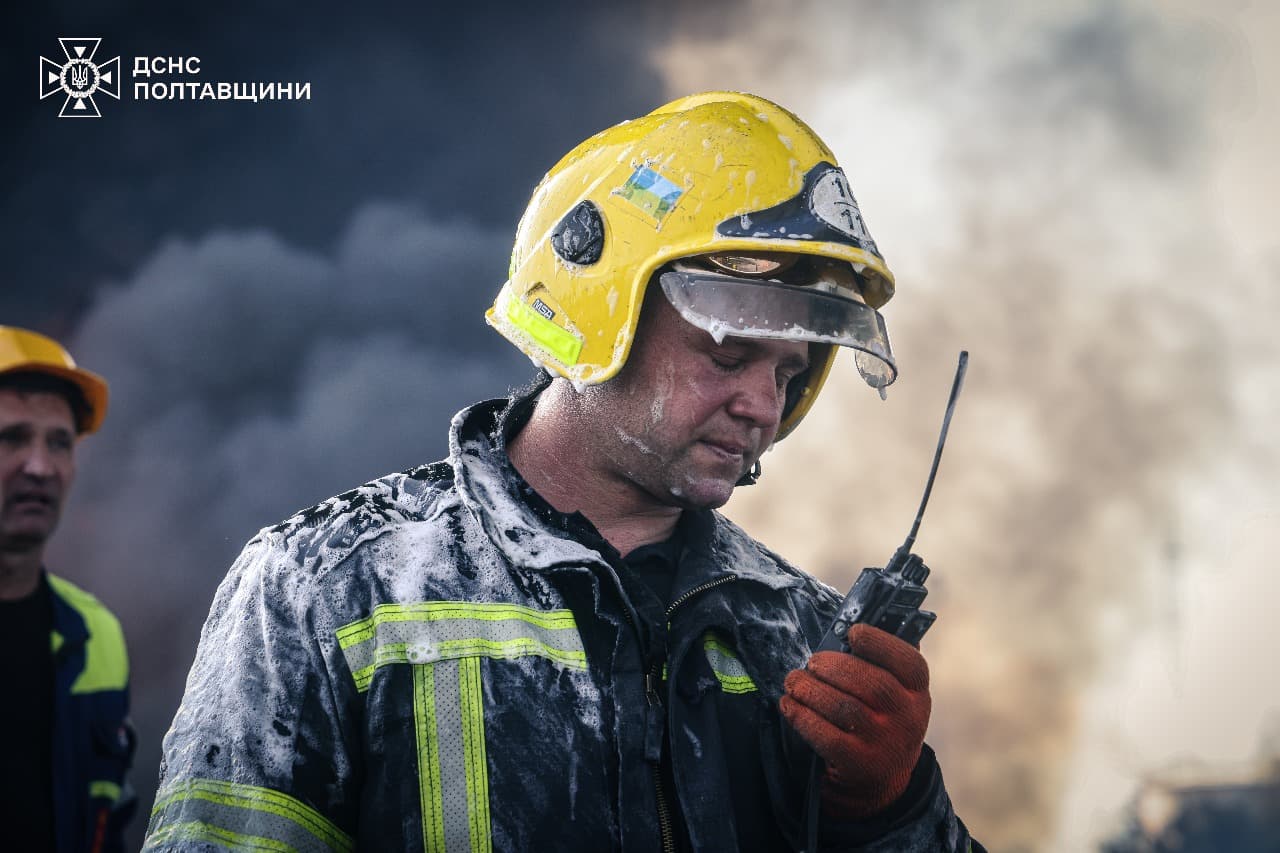 Рятувальник під час ліквідації пожежі через обстріл Кременчука