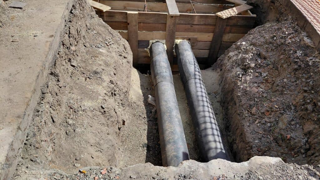 Після гідравлічних випробувань трубопроводу на міцність виявили, що теплова мережа на вул. Капітана Володимира Кісельова – зношена й аварійна, тож потребує заміни.