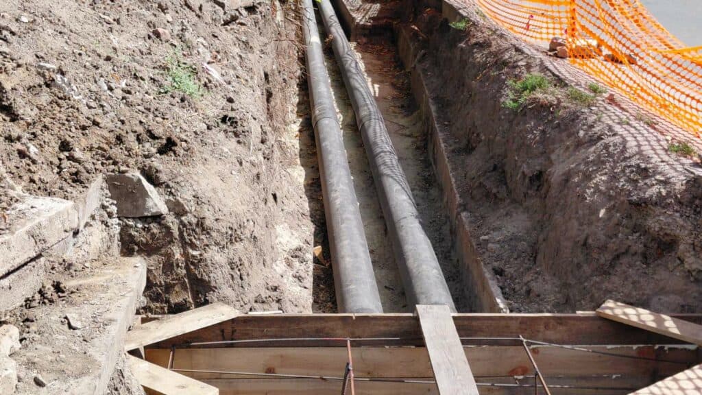Після гідравлічних випробувань трубопроводу на міцність виявили, що теплова мережа на вул. Капітана Володимира Кісельова – зношена й аварійна, тож потребує заміни.