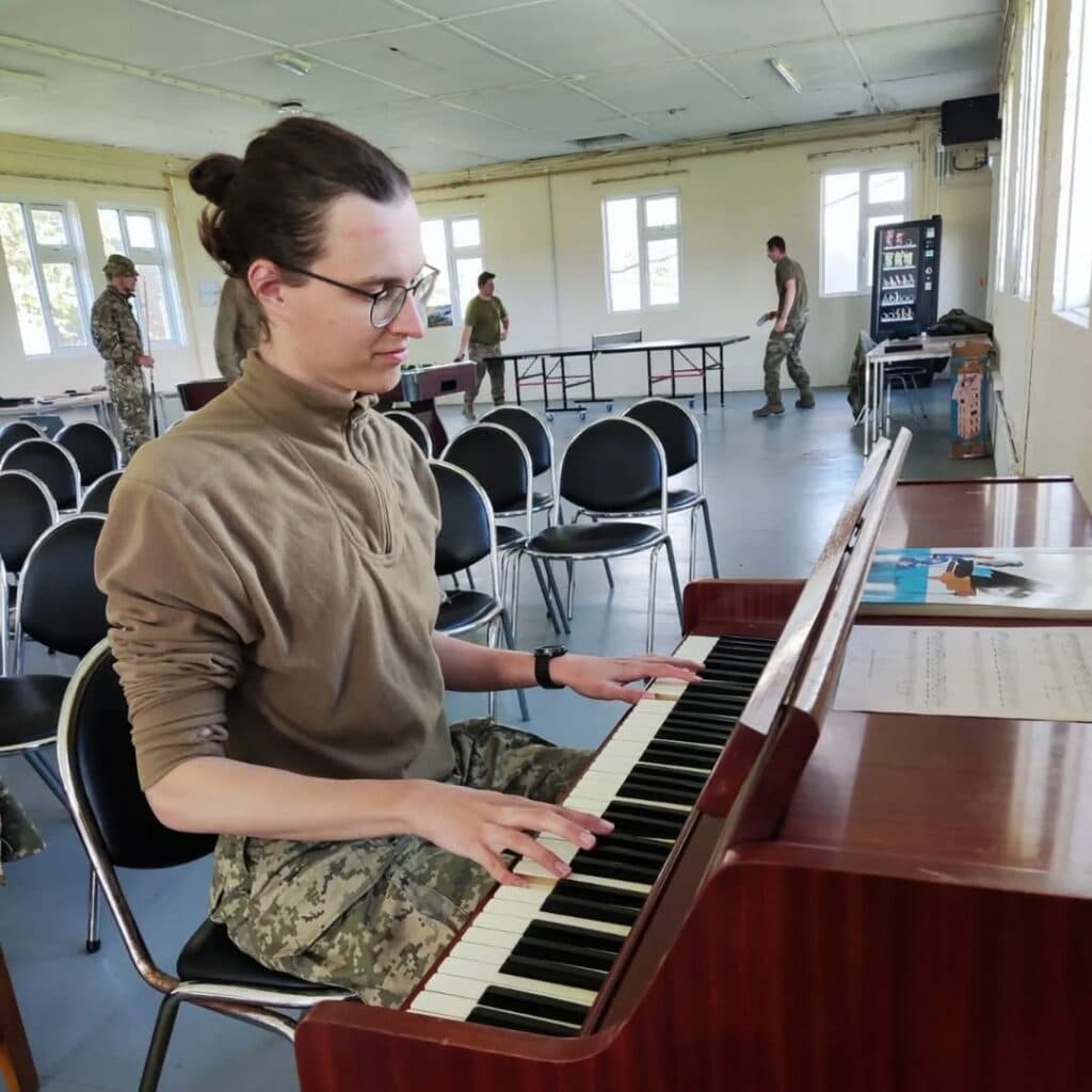 митець